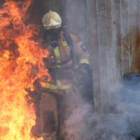 16 новгородских пожарных сдали зачёты на газодымозащитника