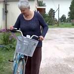 Почтальоны из Батецкого района получили велосипед, о котором просили Владимира Путина