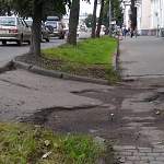 В Великом Новгороде после ремонта дороги пешеходы не могут нормально ходить по тротуару