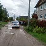 Фотофакт: в Новгородском районе автомобиль пытался форсировать канаву и протаранить забор