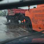 Фотофакт: на Колмовском мосту в дождь прошли срочные дорожные работы