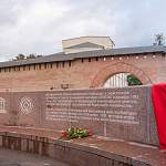 У входа в Новгородский кремль появился памятный знак ЮНЕСКО
