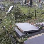 Вандалы разворотили могильные плиты на кладбище в Пестове