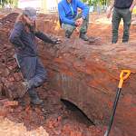 Найденный археологами в Старой Руссе мост закопают из-за нехватки денег