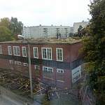 Фотофакт: в Пестове разбирают аварийное здание рядом со школой
