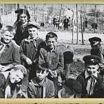 Новгородцы вместе с НТ примерят школьную форму конца 1950-х