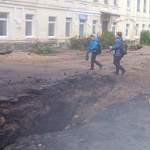 В центре Старой Руссы жителей поджидают опасные препятствия – ямы и открытые люки 