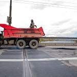 Фото: яма на новгородском Колмовском мосту заделана. В который раз