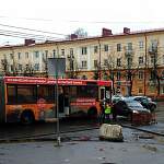 Фотофакт: автобус попал в ДТП в центре Великого Новгорода