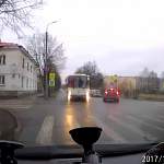 Новгородское ГИБДД выясняет личность лихача, который мчался по встречке на автобусе