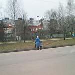 Фото: в Великом Новгороде мать повела ребёнка в детсад через улицу с риском для жизни