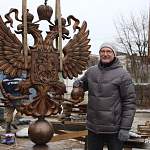 В Старой Руссе установили центральную колонну и герб стелы «Город воинской славы»