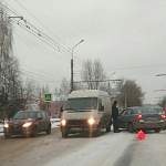 На неубранной от снега главной улице Великого Новгорода столкнулись три авто