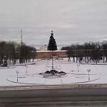 Фотофакт: новогоднюю ель в центре Новгорода оставили ночевать полусобранной