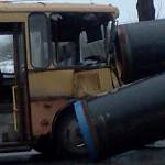 Фото: под Великим Новгородом школьный автобус с детьми врезался в «Урал» с трубами