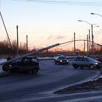 Фото: в Великом Новгороде автомобиль снёс фонарный столб