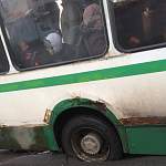 Фото: в Великом Новгороде автобус с пассажирами провалился в дыру в асфальте