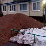 Фото: в Великом Новгороде переборщили с посыпанием дорожки песком