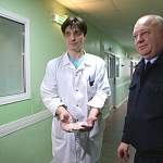 Главный новгородский автоинспектор навестил в больнице сбитого на пешеходном переходе мальчика