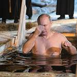 Владимир Путин окунулся в прорубь в монастыре, основанном в память новгородского святого