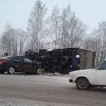 Фото: в Новгородской области грузовик перевернулся в столкновении с легковушкой