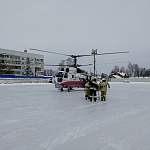 В Великий Новгород вертолетом МЧС доставили тяжелобольного мужчину
