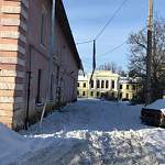 С крыши одного из домов в Великом Новгороде оторвался снегозадержатель
