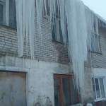 Немногочисленные жители дома в Сольцах несколько дней «любовались» ледяными глыбами