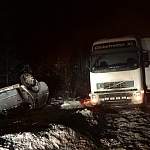 При столкновении грузовика и легковушки в Крестецком районе пострадал ребенок