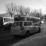 В Великом Новгороде автомобиль въехал на автобусную остановку после ДТП