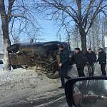 Фото: на дороге в Великом Новгороде перевернулся джип