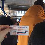 Фотофакт: пассажиры новгородских автобусов начали получать предвыборные билеты