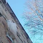 Новгородцев предупредили о заледеневшем сушителе белья за окном одной из квартир