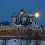 Фотофакт: жёлтая луна над Софийским собором