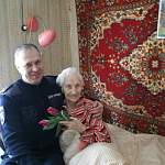 102-летняя новгородка получила поздравления от сотрудников Госавтоинспекции