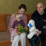 В Великом Новгороде дорожный полицейский навестил девочку, которой помог после ДТП