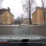 Видео падения на мальчика снега с крыши дома в Великом Новгороде