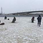 Новгородских рыбаков вчера настиг на льду рейд полиции и спасателей