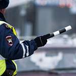Новгородские полицейские разбираются с водителем, который показал не свое удостоверение
