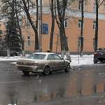 В Великом Новгороде «Пежо» вынесло на обочину из-за ДТП