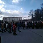 Фотофакт: новгородцы собрались на площади, чтобы почтить память погибших в Кемерове