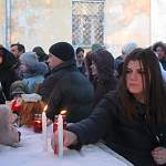 Молодежь Боровичей молилась сегодня вечером об упокоении погибших кемеровчан