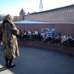 Новгородцы приходят на «Место скорби» по погибшим в Кемерове