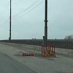 Видео: на Колмовском мосту разнесли в щепки ограду вокруг опасной ямы