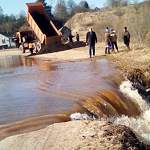 Большая весенняя вода не дает починить дорогу в Старорусском районе