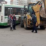 Автобус VS Трактор: в Великом Новгороде состоялась битва железных монстров