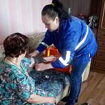 Медики оказывают помощь пострадавшим от паводка в Любытинском районе