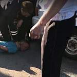В Великом Новгороде дебошир ударил полицейского и выбил ногой стекло в автомобиле ДПС