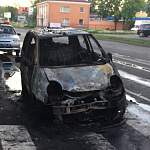 В Великом Новгороде автомобиль сгорел прямо перед «зеброй»