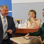 Председатель НОФП Василий Федосов наградил гимназистку за исследование средневековых выборов